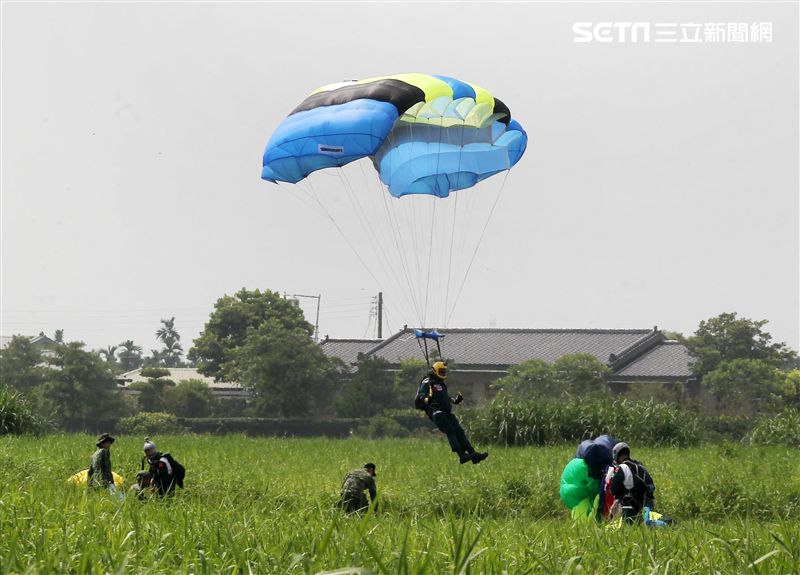 陸軍神龍小組睽違九年重現六人疊傘展現精湛操傘技術。（記者邱榮吉/攝影）