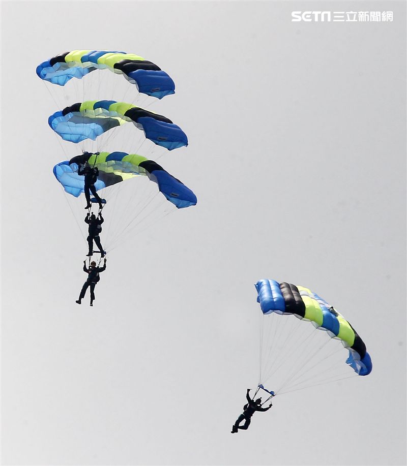 陸軍神龍小組睽違九年重現六人疊傘展現精湛操傘技術。（記者邱榮吉/攝影）