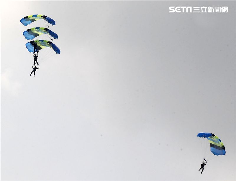 陸軍神龍小組睽違九年重現六人疊傘展現精湛操傘技術。（記者邱榮吉/攝影）