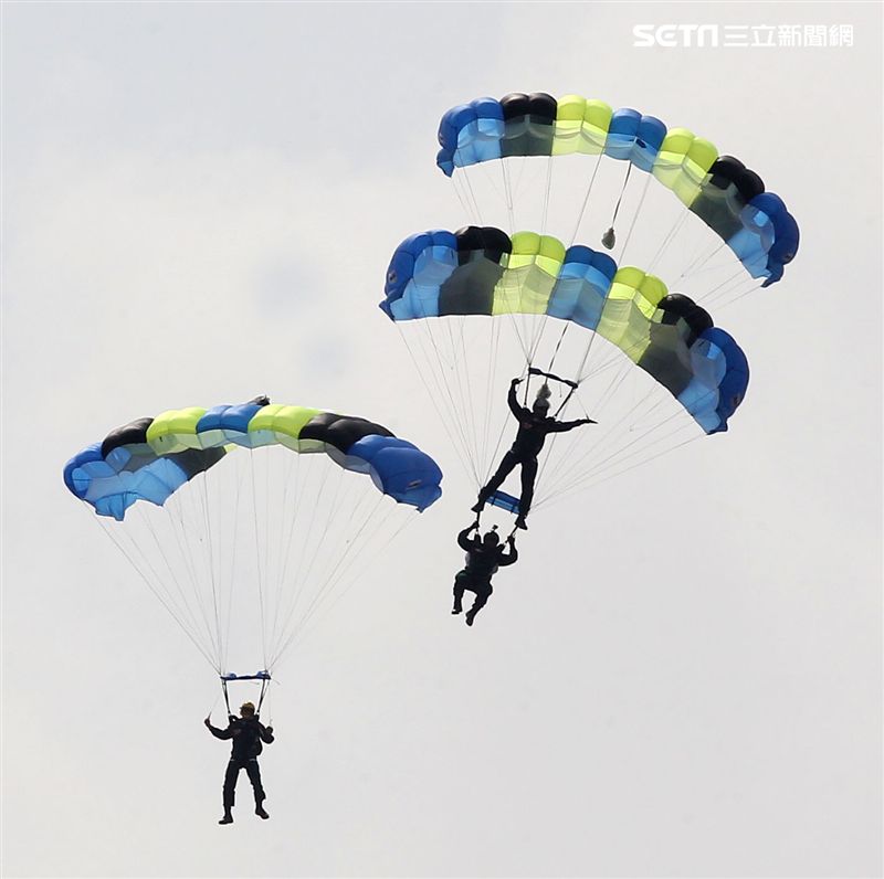 陸軍神龍小組睽違九年重現六人疊傘展現精湛操傘技術。（記者邱榮吉/攝影）