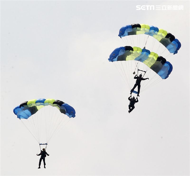 陸軍神龍小組睽違九年重現六人疊傘展現精湛操傘技術。（記者邱榮吉/攝影）