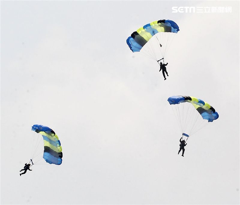 陸軍神龍小組睽違九年重現六人疊傘展現精湛操傘技術。（記者邱榮吉/攝影）