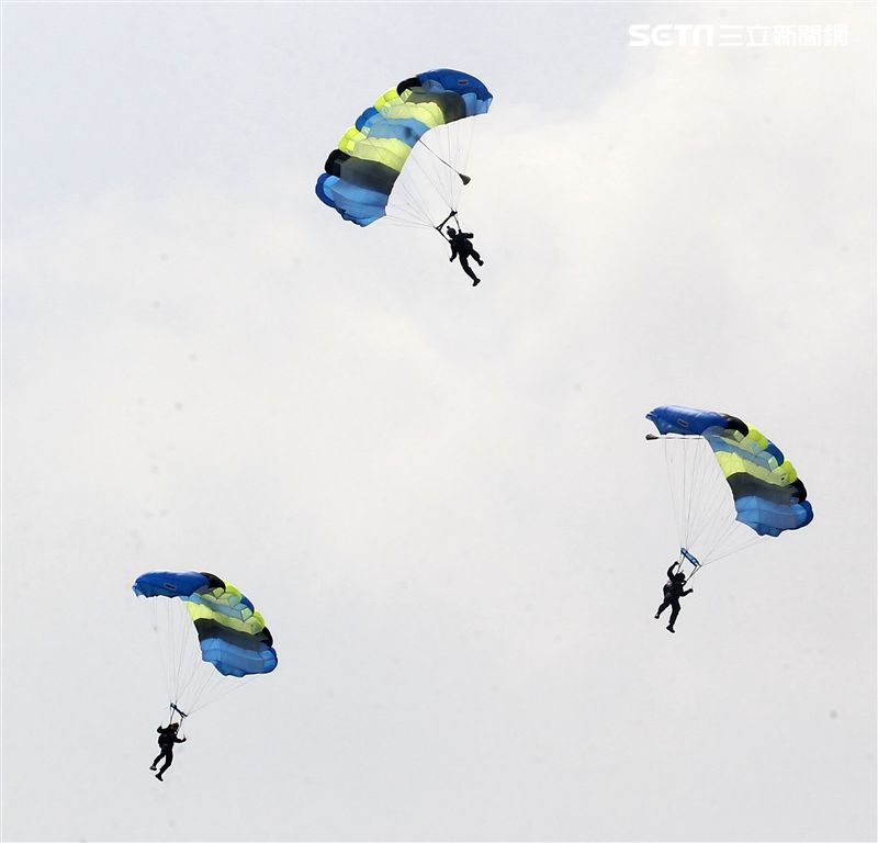 陸軍神龍小組睽違九年重現六人疊傘展現精湛操傘技術。（記者邱榮吉/攝影）