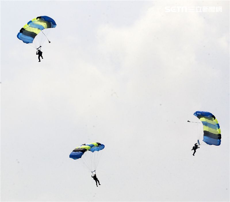 陸軍神龍小組睽違九年重現六人疊傘展現精湛操傘技術。（記者邱榮吉/攝影）