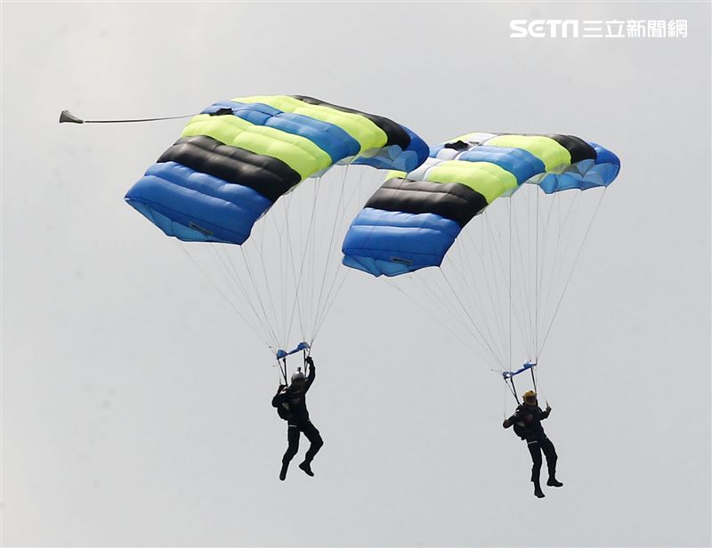 陸軍神龍小組睽違九年重現六人疊傘展現精湛操傘技術。（記者邱榮吉/攝影）