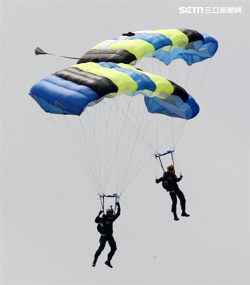 陸軍神龍小組睽違九年重現六人疊傘展現精湛操傘技術。（記者邱榮吉/攝影）