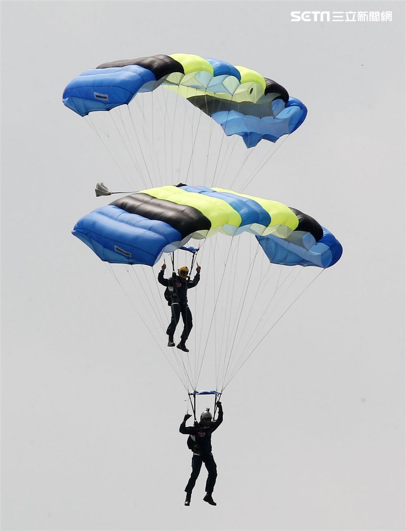 陸軍神龍小組睽違九年重現六人疊傘展現精湛操傘技術。（記者邱榮吉/攝影）