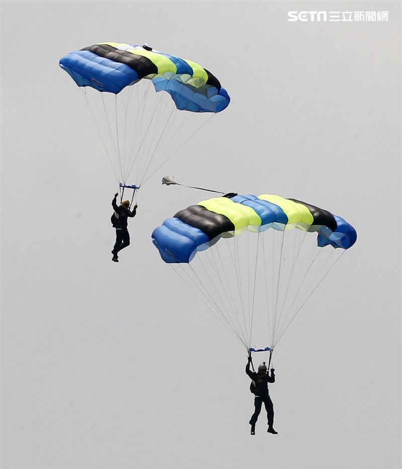 陸軍神龍小組睽違九年重現六人疊傘展現精湛操傘技術。（記者邱榮吉/攝影）