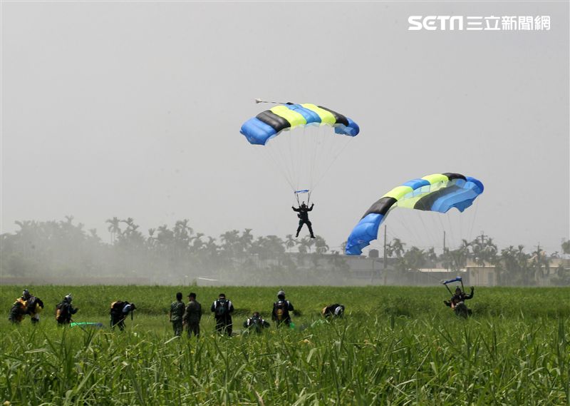 陸軍神龍小組睽違九年重現六人疊傘展現精湛操傘技術。（記者邱榮吉/攝影）