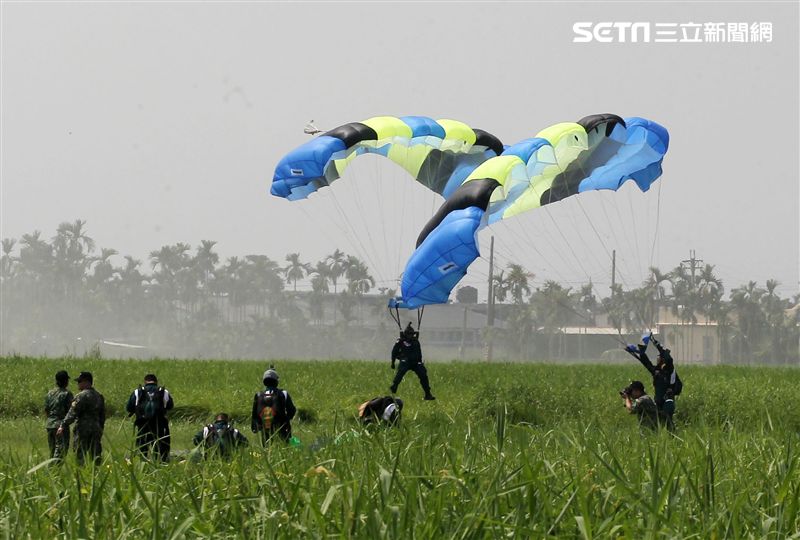 陸軍神龍小組睽違九年重現六人疊傘展現精湛操傘技術。（記者邱榮吉/攝影）