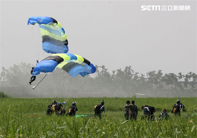陸軍神龍小組睽違九年重現六人疊傘展現精湛操傘技術。（記者邱榮吉/攝影）
