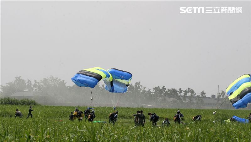 陸軍神龍小組睽違九年重現六人疊傘展現精湛操傘技術。（記者邱榮吉/攝影）