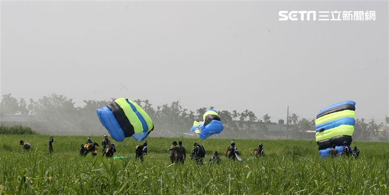 陸軍神龍小組睽違九年重現六人疊傘展現精湛操傘技術。（記者邱榮吉/攝影）