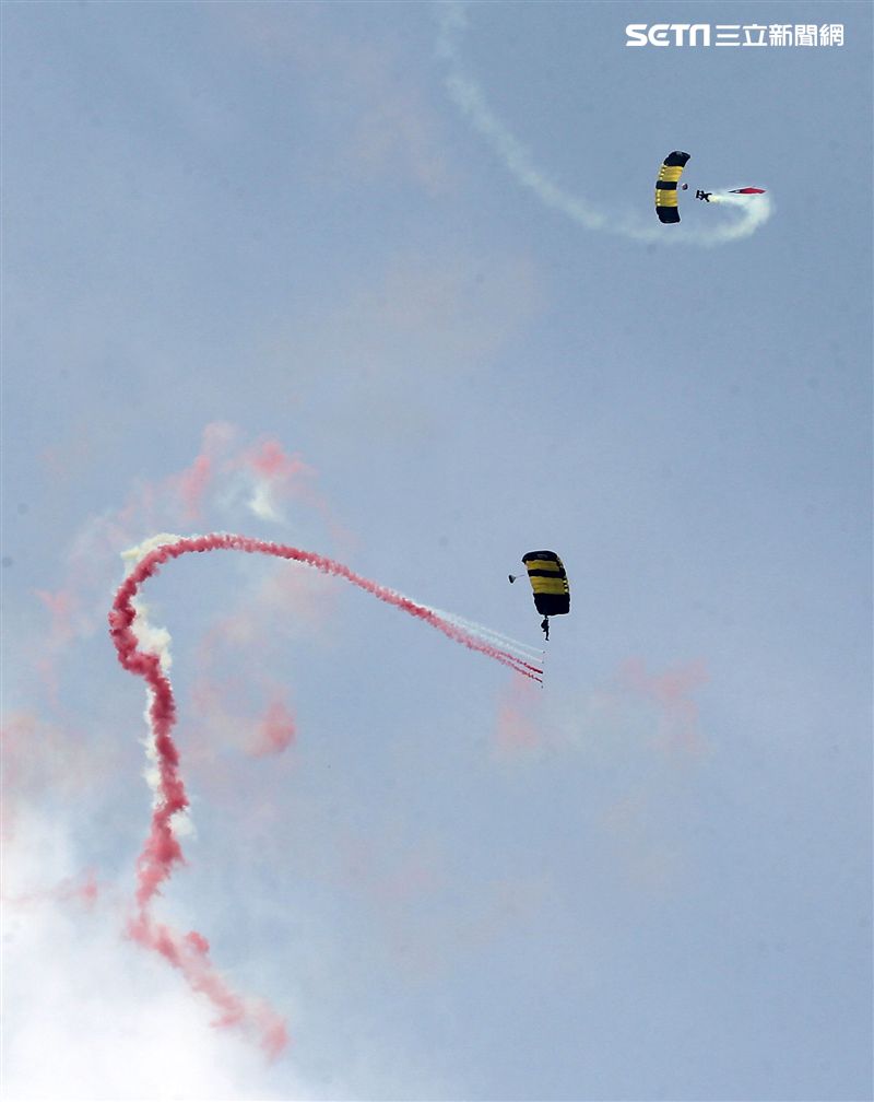 陸軍神龍小組睽違九年重現六人疊傘展現精湛操傘技術。（記者邱榮吉/攝影）