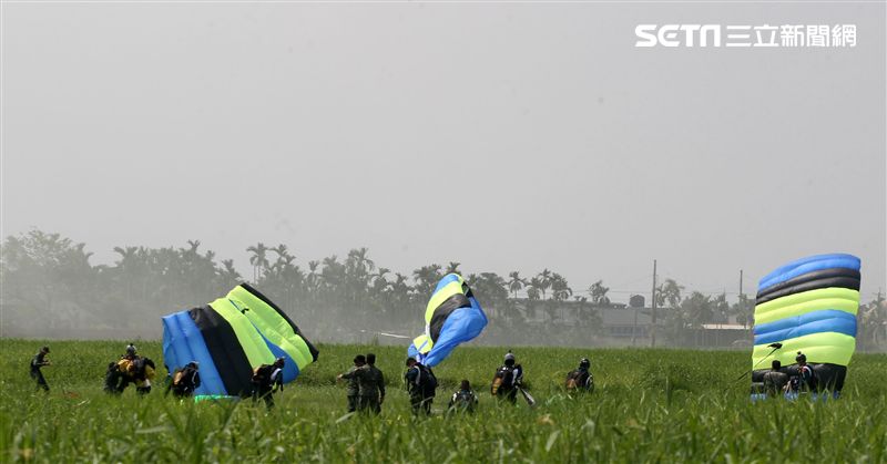 陸軍神龍小組睽違九年重現六人疊傘展現精湛操傘技術。（記者邱榮吉/攝影）