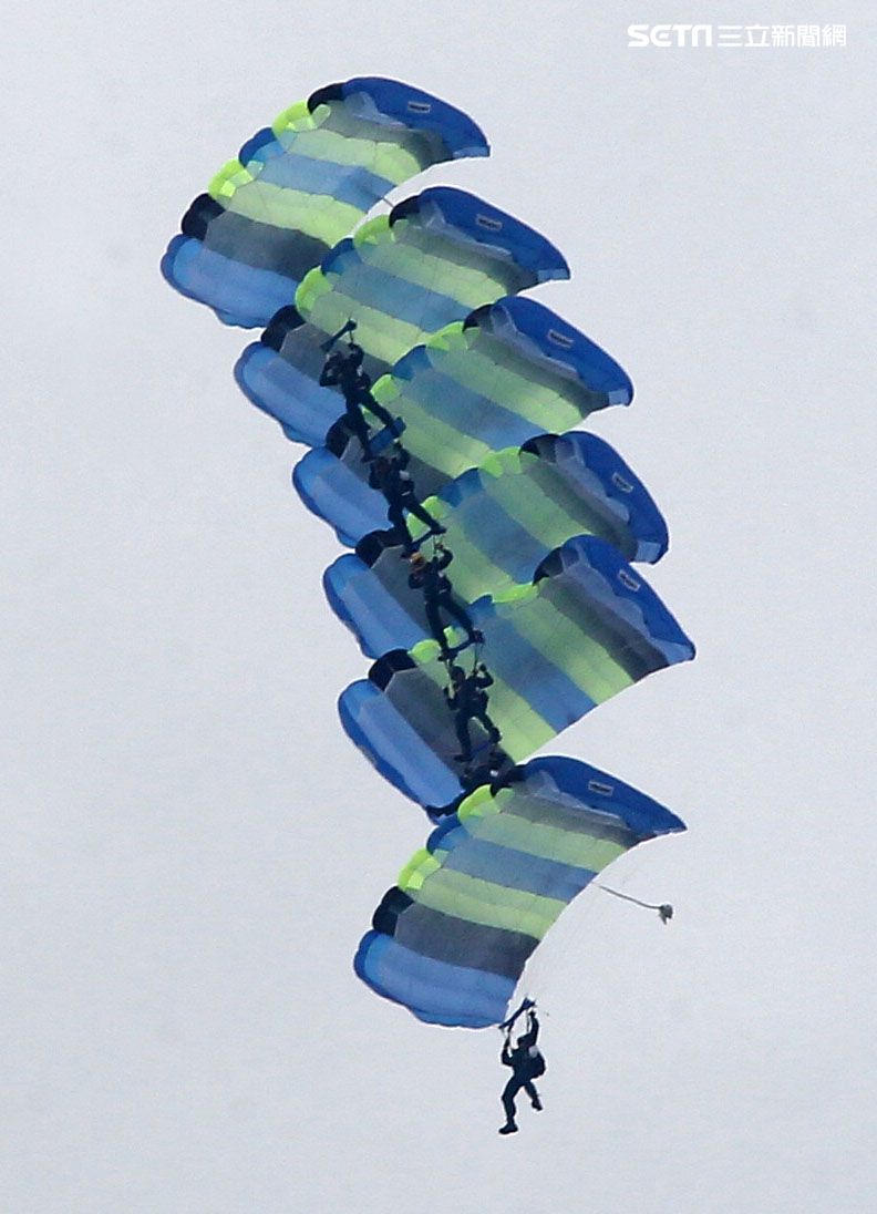 陸軍神龍小組睽違九年重現六人疊傘展現精湛操傘技術。（記者邱榮吉/攝影）