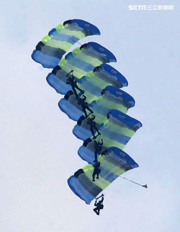 陸軍神龍小組睽違九年重現六人疊傘展現精湛操傘技術。（記者邱榮吉/攝影）