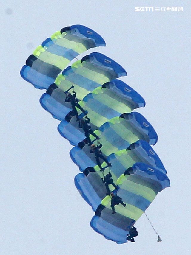 陸軍神龍小組睽違九年重現六人疊傘展現精湛操傘技術。（記者邱榮吉/攝影）