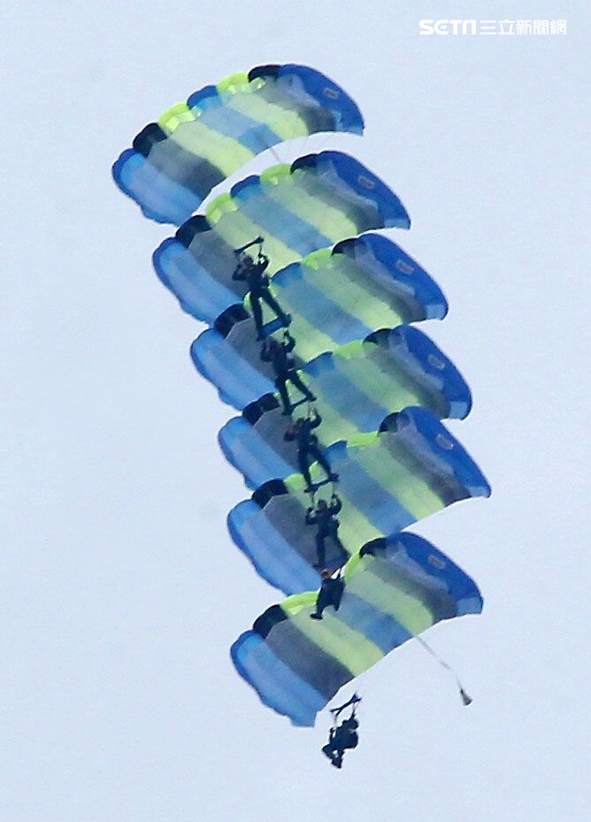 陸軍神龍小組睽違九年重現六人疊傘展現精湛操傘技術。（記者邱榮吉/攝影）