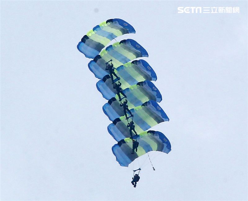 陸軍神龍小組睽違九年重現六人疊傘展現精湛操傘技術。（記者邱榮吉/攝影）