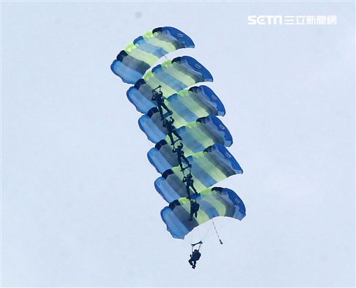 陸軍神龍小組睽違九年重現六人疊傘展現精湛操傘技術。（記者邱榮吉/攝影）