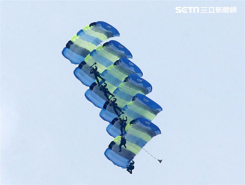 陸軍神龍小組睽違九年重現六人疊傘展現精湛操傘技術。（記者邱榮吉/攝影）