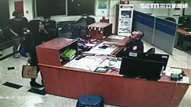 台北市中正二分局公開駐地監視器畫面，藉以證明當時吳員並未一直滑著手機，而是看著「A+虎媽」並與之對話（翻攝畫面）