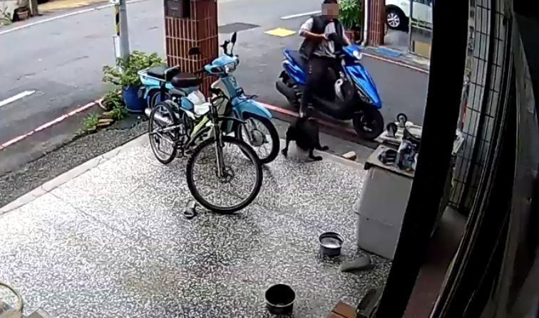 小黑狂吠！抄表員怒踹狗　還想騎車撞