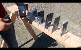 有網友持AR-15步槍對著蘋果和三星做測試，三星全數射穿，但蘋果還有一支完好無缺。（圖／翻攝自EverythingApplePro臉書）