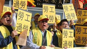 勞團籲國發會檢討責任制（2）勞動部預告高階白領納責任制，台灣勞工陣線與多個勞工團體，19日在國發會前召開記者會，呼籲勞動部應全面檢討勞基法第84條之1，以避免勞工陷入過勞職災。中央社記者徐肇昌攝  108年1月19日