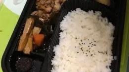 便當一看…見黑色小物！她驚：菜呢？