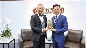 斯洛伐克特納瓦省長拜會新竹市府斯洛伐克特納瓦省長維酷比（Jozef Viskupic）（左）26日率團參訪新竹市政府，市長林智堅（右）親自接待，介紹竹市發展，雙方針對城市治理、政策推動等進行分享與討論。（新竹市政府提供）中央社記者郭宣(文三)傳真　108年9月26日