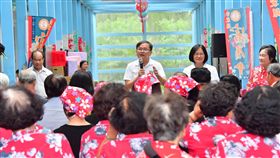 台東花布燈籠生活文化館保住立委劉櫂豪（中持麥克風者）26日表示，日前退輔會已行文函覆台東縣鹿野鄉公所，同意撥用土地給鄉公所，客家花布燈籠生活文化館將可永續發展經營，保留客家文化傳承。（劉櫂豪提供）中央社記者盧太城台東傳真  108年9月26日