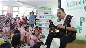 泰山森林書屋族語名稱揭牌　侯友宜到場說故事新北市泰山森林書屋選出族語名稱picul，26日正式揭牌亮相，市長侯友宜（右）到場見證，並現場為小朋友們操作屏東縣來義鄉的獵人射箭手偶說故事。（新北市政府提供）中央社記者黃旭昇新北市傳真  108年9月26日