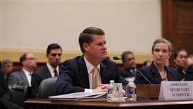 薛瑞福：帛琉及馬紹爾群島也面臨轉向壓力美國國防部印太事務助理部長薛瑞福26日出席眾議院外委會聽證會表示，台灣剩餘邦交國面臨巨大轉向壓力，包含帛琉及馬紹爾群島。中央社記者徐薇婷華盛頓攝 108年9月27日