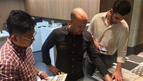 名家專用/MyGonews/發言人洪嘉聰與國際國隊討論每一個細節。（勿用）