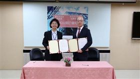 地政局張治祥局長(左)與台北市不動產估價師公會郭國任理事長(右)共同簽署MOU(圖/台北市政府)