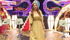 平常幫忙處理陰間與人間的通靈少女「顏米霓」，擁有火辣外型與漂亮臉蛋，時常在臉書分享自己的生活樂趣。　圖臉書