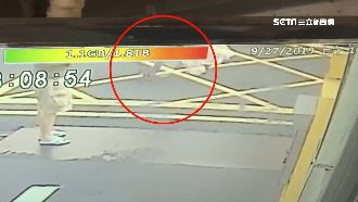 女遭路人噴辣椒水…眼睛太痛誤闖馬路