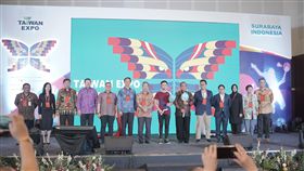 台灣形象展泗水登場　進軍東印尼市場2019年印尼台灣形象展26日在印尼泗水會議中心盛大登場，特別以印尼國球「羽球」做為開幕典禮主概念，主辦單位中華民國對外貿易發展協會董事長黃志芳（右七）穿著一身羽球運動服登場。（外貿協會提供）中央社記者廖禹揚傳真　108年9月26日