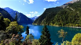 九寨溝重新開放 補妝後更顯美顏歷經地震浩劫與閉園重建，四川九寨溝景區選在世界旅遊日的27日重新對外開放。陸媒稱，「補妝」後的九寨溝依舊擁有童話世界般的盛世美顏，且因為雨水充沛，景區湖泊特別漂亮。（中新社提供）中央社　108年9月27日