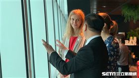 台北101董事長張學舜再度邀請俄國插畫家卡佳到訪。（圖／記者馮珮汶攝）