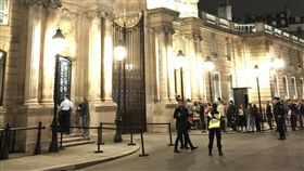 悼念席哈克  法總統府降半旗法國前總統席哈克逝世，總統府艾里賽宮特別開放大眾入內，輪流寫下給席哈克的悼念辭，不少人為此甘願在冷風中排隊一個多小時。中央社記者曾依璇巴黎攝  108年9月27日