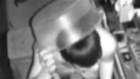 頂透明臉盆偷超市！網笑笨賊「業界恥辱」…勸：拿不鏽鋼的（圖／翻攝自微博）