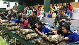 吳興國小馬祖交換教學　學子體驗電子靶場（2）台北市吳興國小與北竿塘岐國小交換教學，學校協調軍方開放電子靶場讓6年級小朋友體驗射擊。（連江縣政府提供）　中央社　108年9月27日