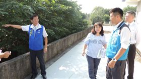 南投殯儀館路面重鋪　後續重點規劃擴建南投殯儀館空間不足、柏油路面破損，南投縣長林明溱（左）27日踏勘，敲定重鋪2300平方公尺柏油路面，並視察殯儀館擴建用地，指示民政處加速推動殯儀館擴建計畫。中央社記者蕭博陽南投縣攝　108年9月27日