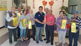 重陽節將到  金城鎮贈酒長者金門縣金城鎮長李誠智（右5）27日到大同之家探視安養長者，並致贈設籍於大同之家的長輩重陽節紀念酒，表達「尊老敬老愛老」精神，祝願長者福祿長久。（金門縣金城鎮公所提供）（飲酒過量有害健康，酒後勿開車）中央社傳真  108年9月27日