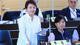 中火擬增燃氣機組　盧秀燕：沒汰舊換新絕不接受環保署將於10月1日針對中火新建燃氣機組計畫召開環評專案小組初審會議，台中市長盧秀燕（前左）27日在市議會備詢時強調，市府「絕對不能接受」，中火機組一定要汰舊換新。中央社記者郝雪卿攝　108年9月27日