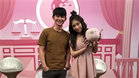  雞排妹（鄭家純）邀請網路脫口秀主持人曾博恩到她的直播節目《學姊受不了》。《學姊受不了》提供