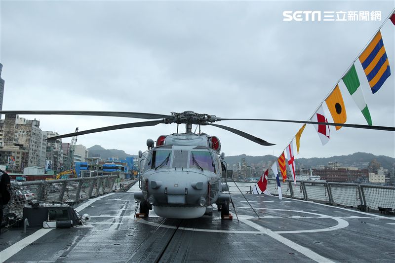 海軍首次選在基隆港東、西碼頭辦理裝備靜態展示、動態表演，茄比級潛艦首次開放民眾入內參觀。（記者邱榮吉/攝影）